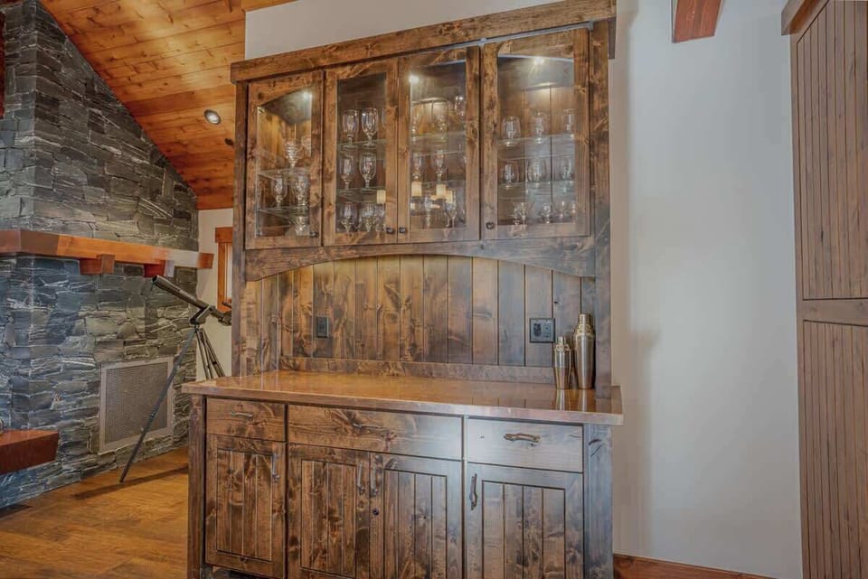 Built-in bar cabinet