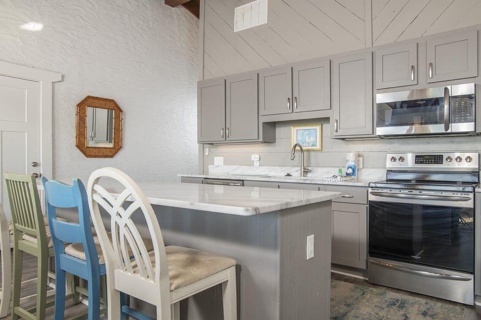 Townhome, 4 Bedrooms | Private kitchen | Fridge, oven, coffee/tea maker, toaster