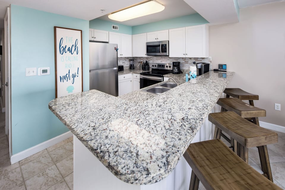 Kitchen - Additional seating at the breakfast bar