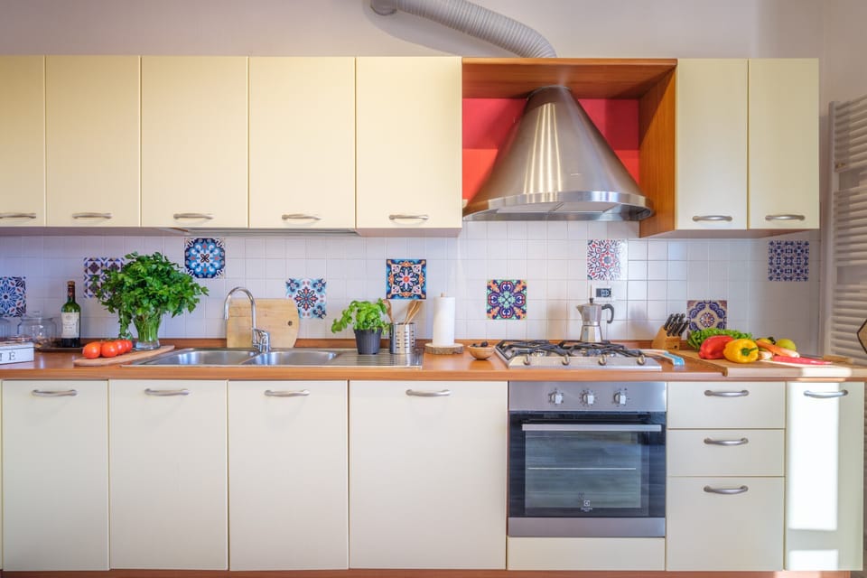 Family House, 3 Bedrooms, 2 Bathrooms (La Luna nel Lago - Lake View Garden &) | Private kitchen