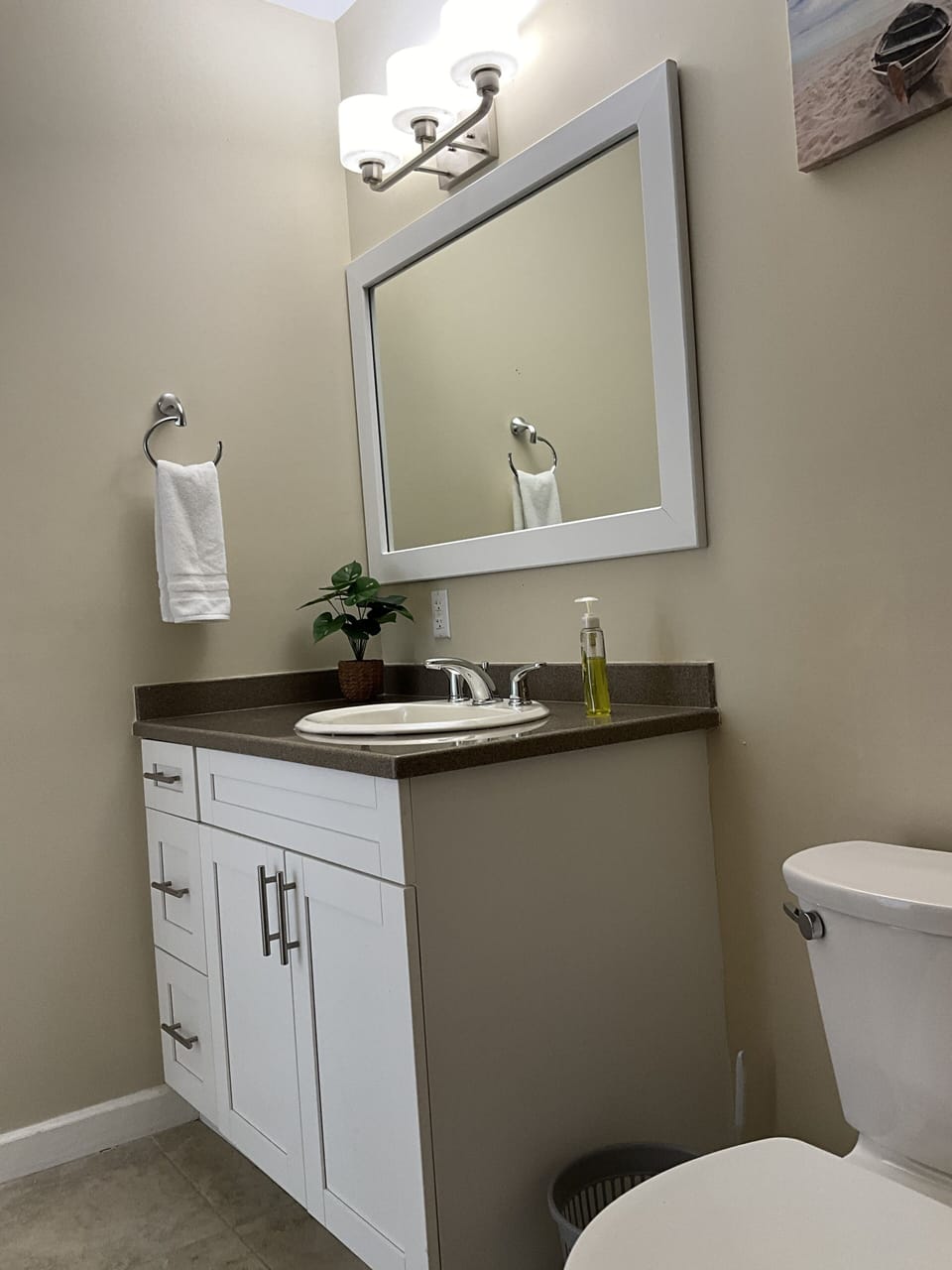 Third bedroom en-suite bathroom. 