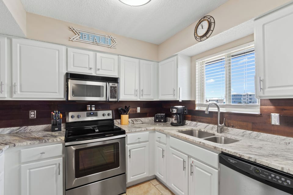 Signature Condo, 2 Bedrooms, Balcony, Beach View | Private kitchen | Fridge, microwave, oven, stovetop
