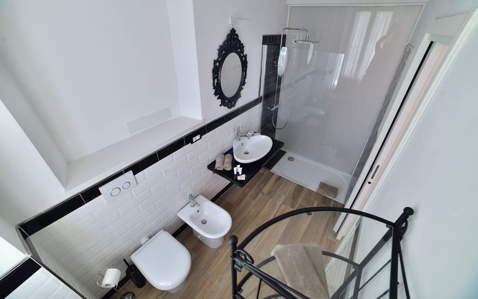 Superior Room | Bathroom | Shower, free toiletries, hair dryer, slippers