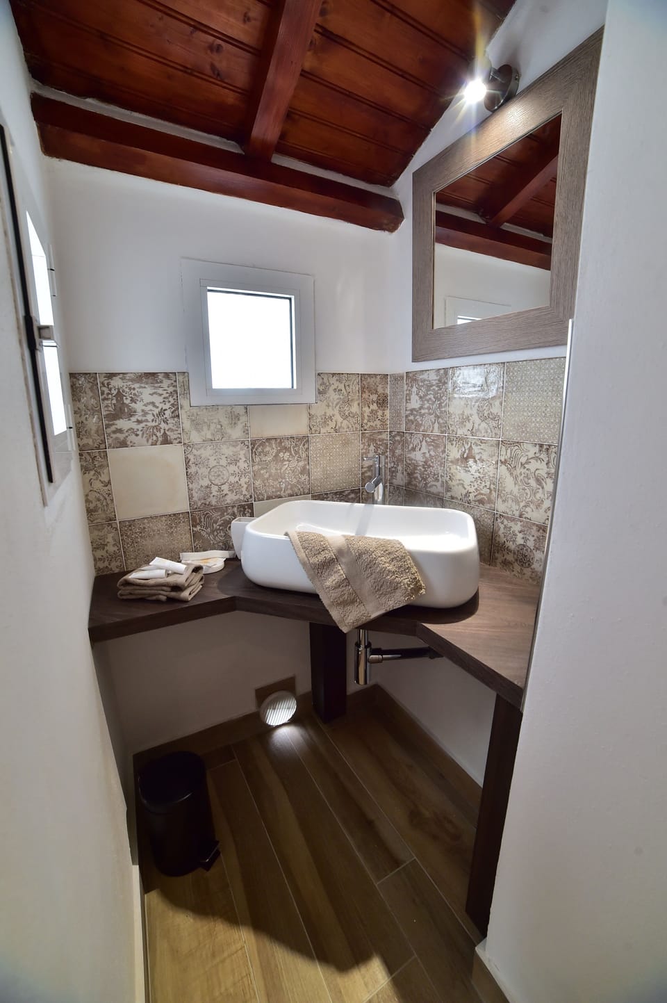 Basic Double or Twin Room, City View | Bathroom | Shower, free toiletries, hair dryer, slippers