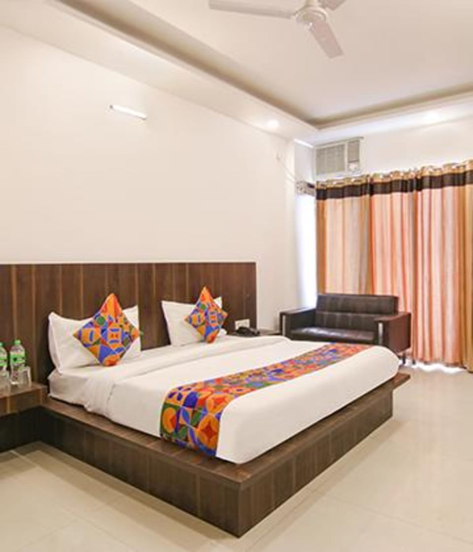 Deluxe Room | Egyptian cotton sheets, premium bedding, in-room safe, WiFi (free)