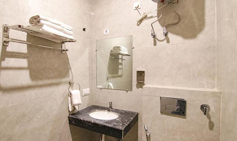 Shower, rainfall showerhead, free toiletries, towels