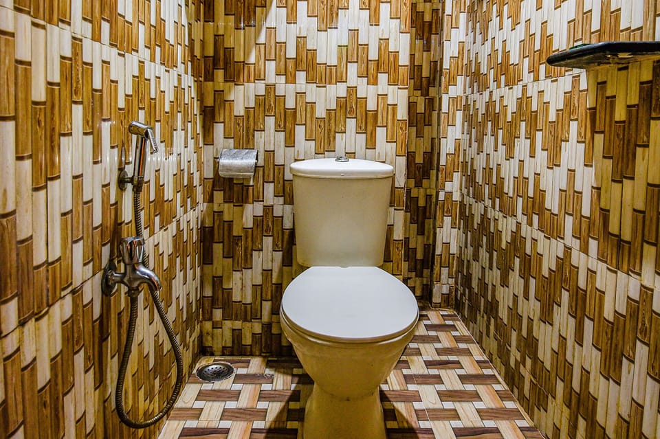 Deluxe Room | Bathroom | Shower, rainfall showerhead, free toiletries, towels