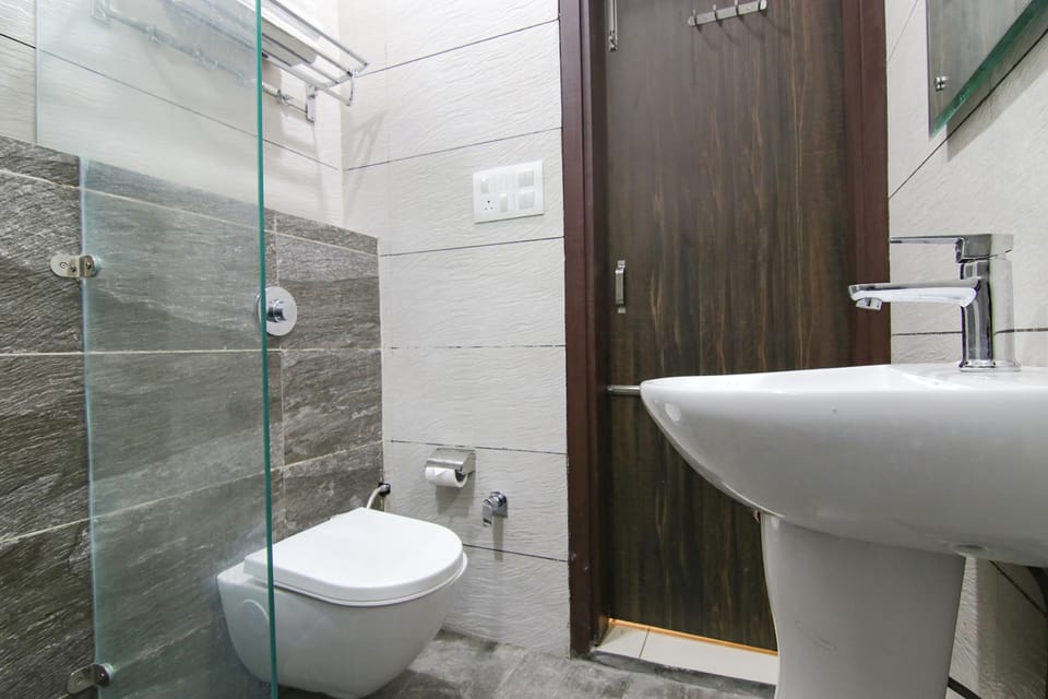 Shower, rainfall showerhead, free toiletries, towels