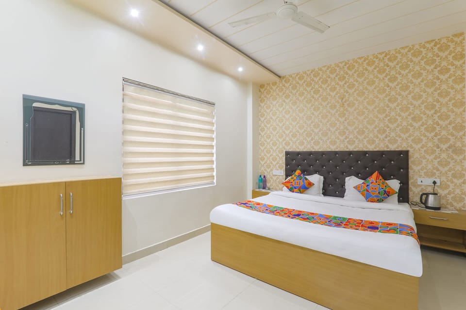 Egyptian cotton sheets, premium bedding, in-room safe, free WiFi