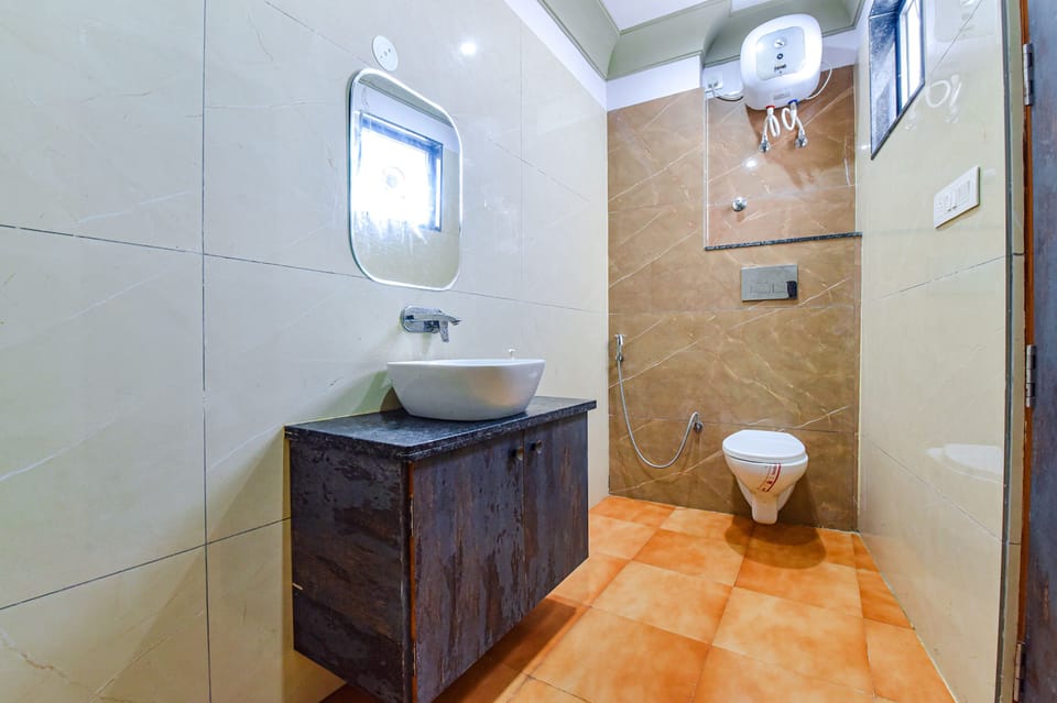 Premium Room | Bathroom | Shower, rainfall showerhead, free toiletries, towels