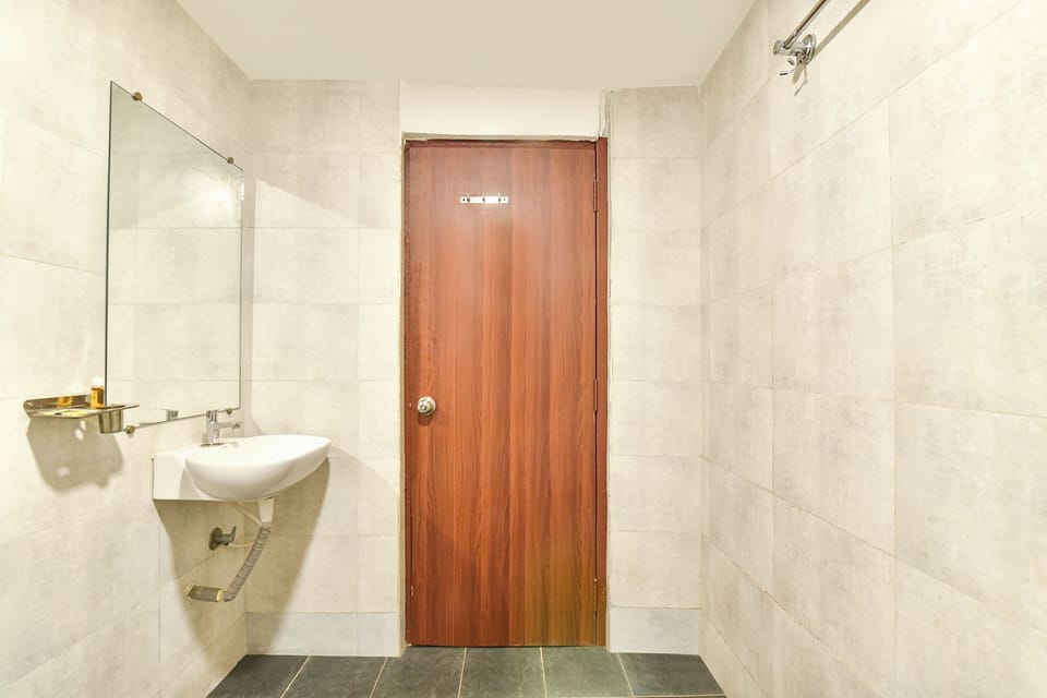 Shower, rainfall showerhead, free toiletries, towels