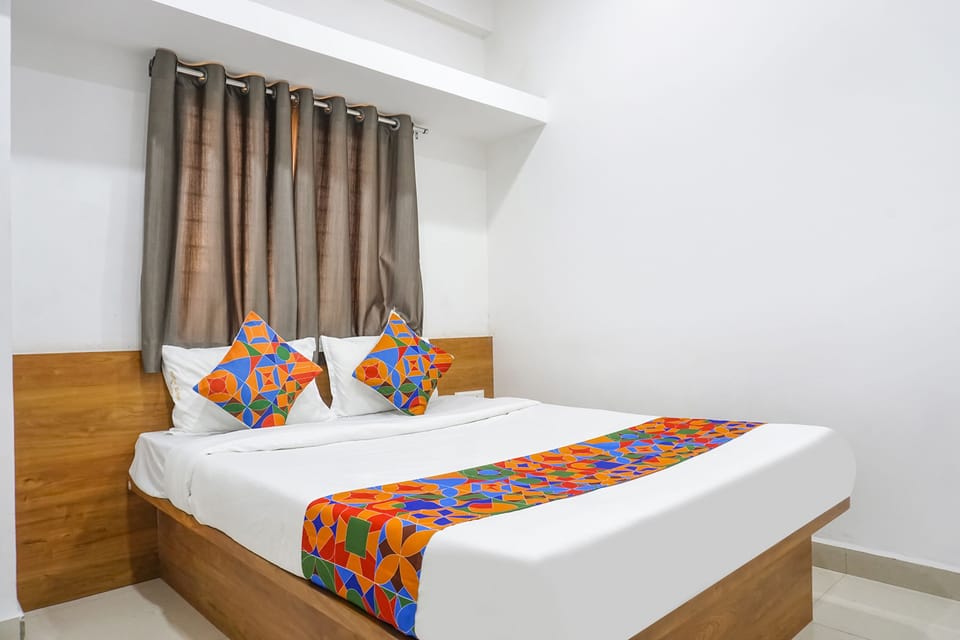 Deluxe Room | Egyptian cotton sheets, premium bedding, in-room safe, desk