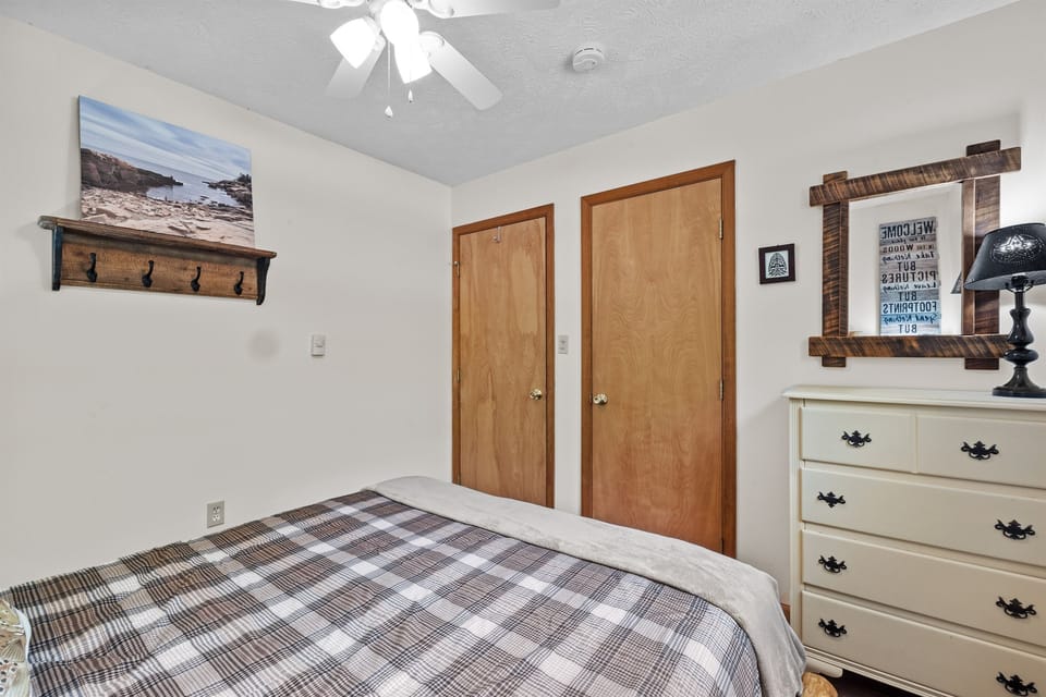 Bedroom 2 with Queen size bed