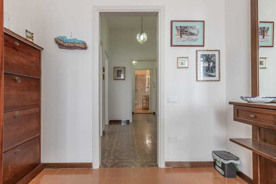 Cabinetry, Furniture, Property, Picture Frame, Building, Drawer, Wood, Table, Door, Flooring