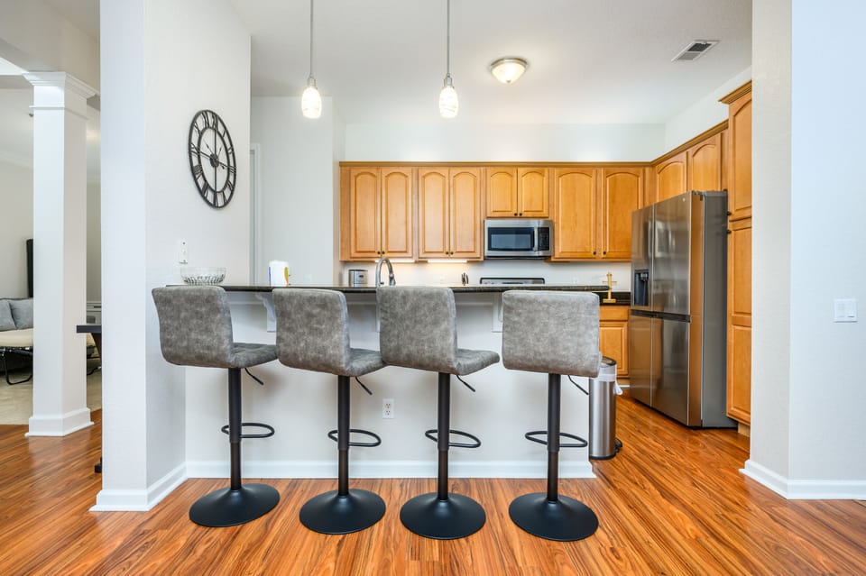 Breakfast Bar and Kitchen