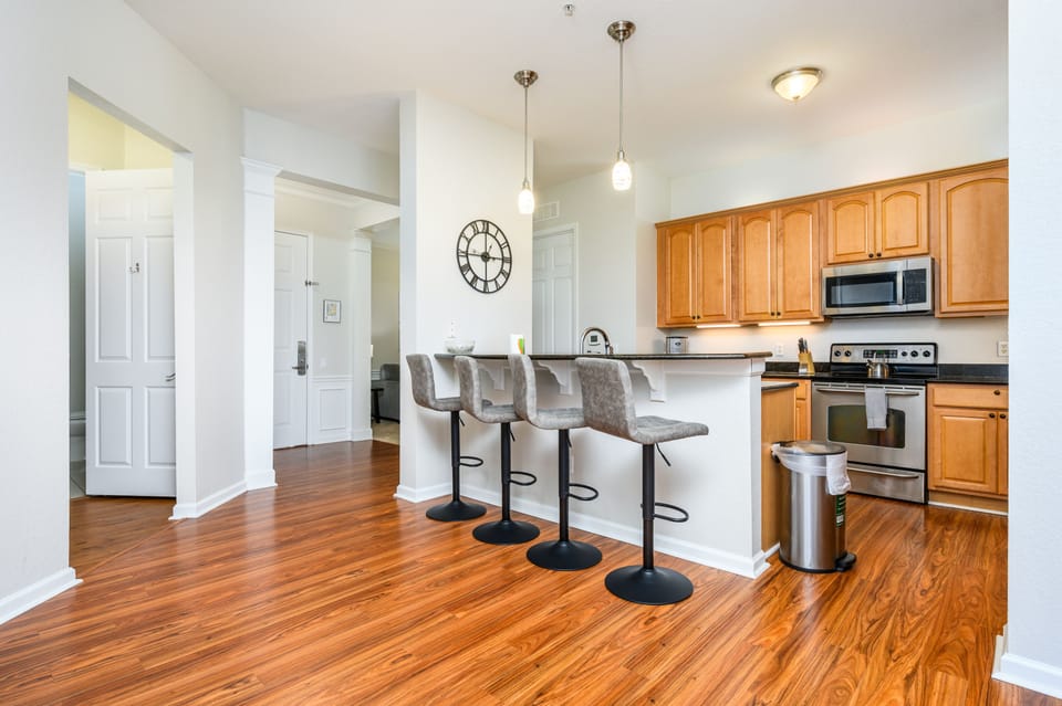 Breakfast Bar and Kitchen