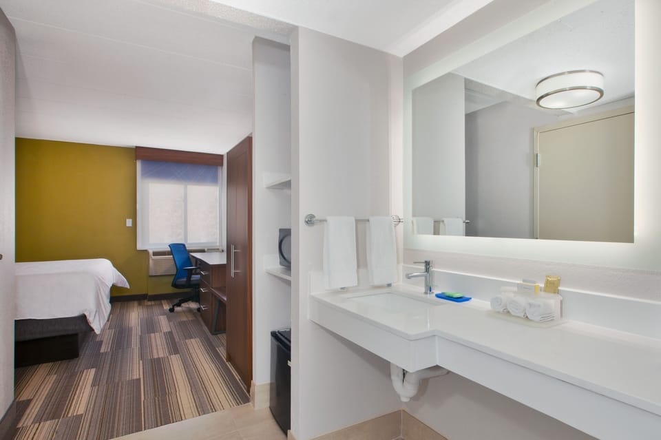 Standard Room, 1 King Bed, Accessible (Accessible Tub) | Premium bedding, down comforters, Select Comfort beds, in-room safe