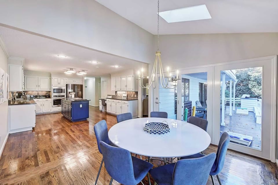 House (5 Bedrooms) | Interior