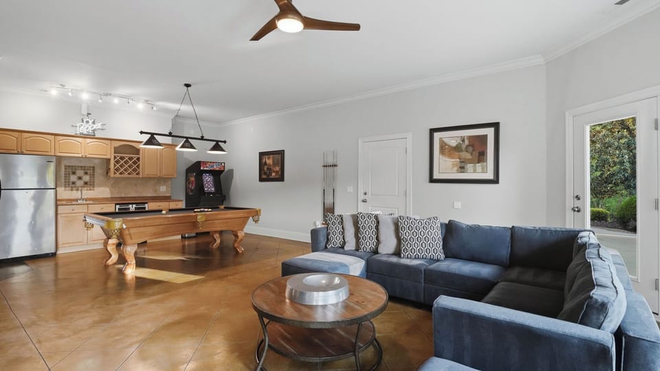 House (6 Bedrooms) | Interior