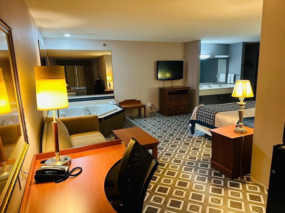 Royal Room | Desk, free WiFi
