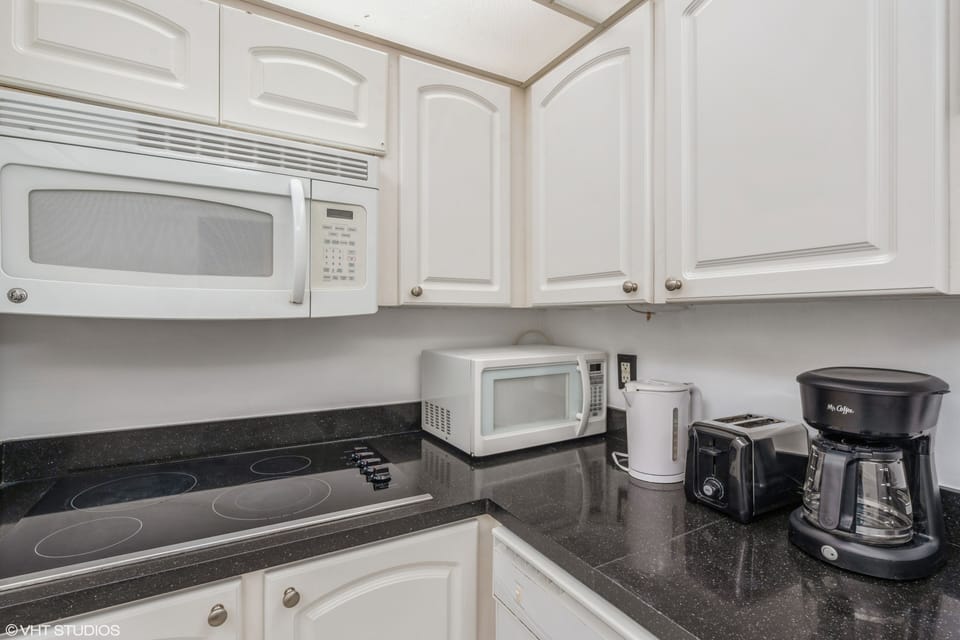 Full-size fridge, microwave, oven, dishwasher