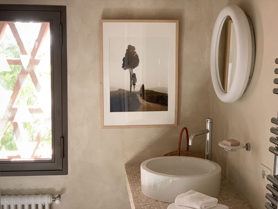 Le Rose upstairs bath (grove side)