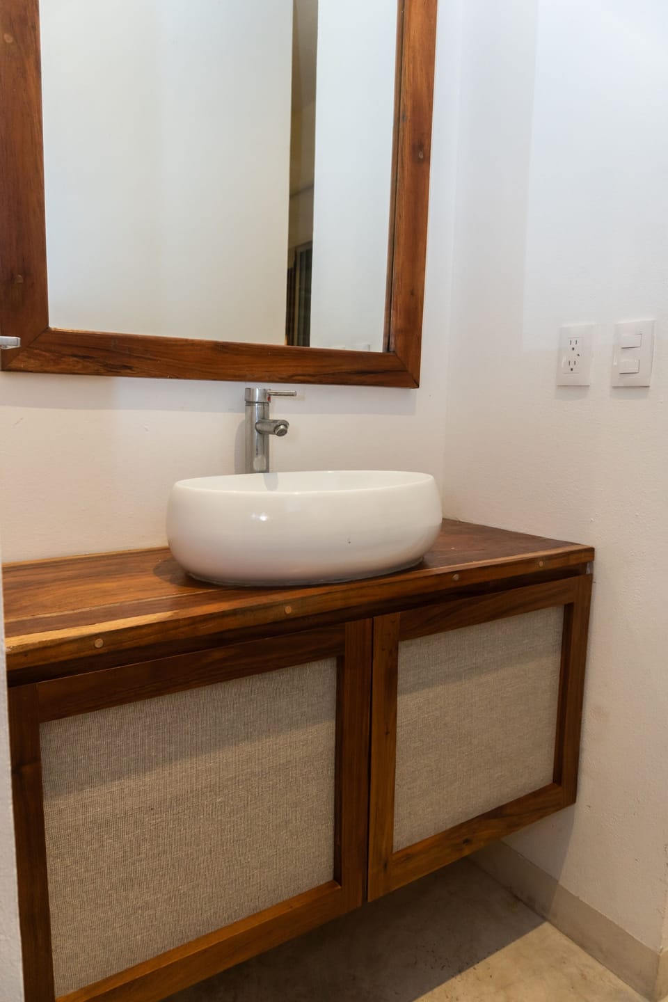 Deluxe King con Cocineta | Bathroom | Shower, rainfall showerhead, towels, soap