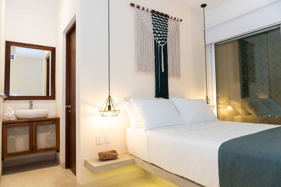 Deluxe Doble | Bathroom | Shower, rainfall showerhead, towels, soap