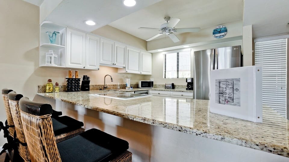 Breakfast Bar/Kitchen