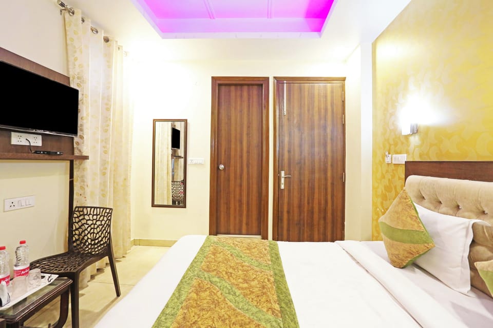 Executive Suite | Desk, rollaway beds, free WiFi, bed sheets