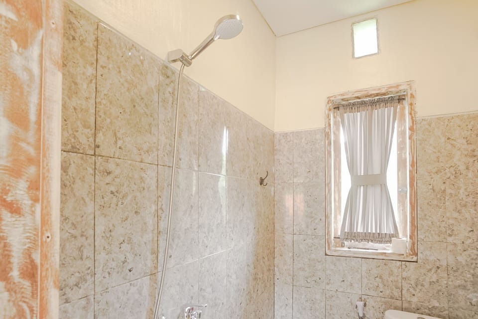 Deluxe Room Balcony with Jungle View | Bathroom | Shower, rainfall showerhead, free toiletries, towels