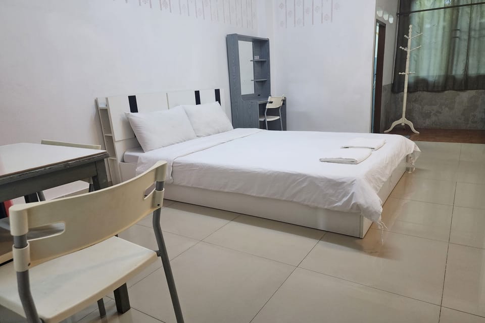 Standard Room | Desk, free WiFi, bed sheets