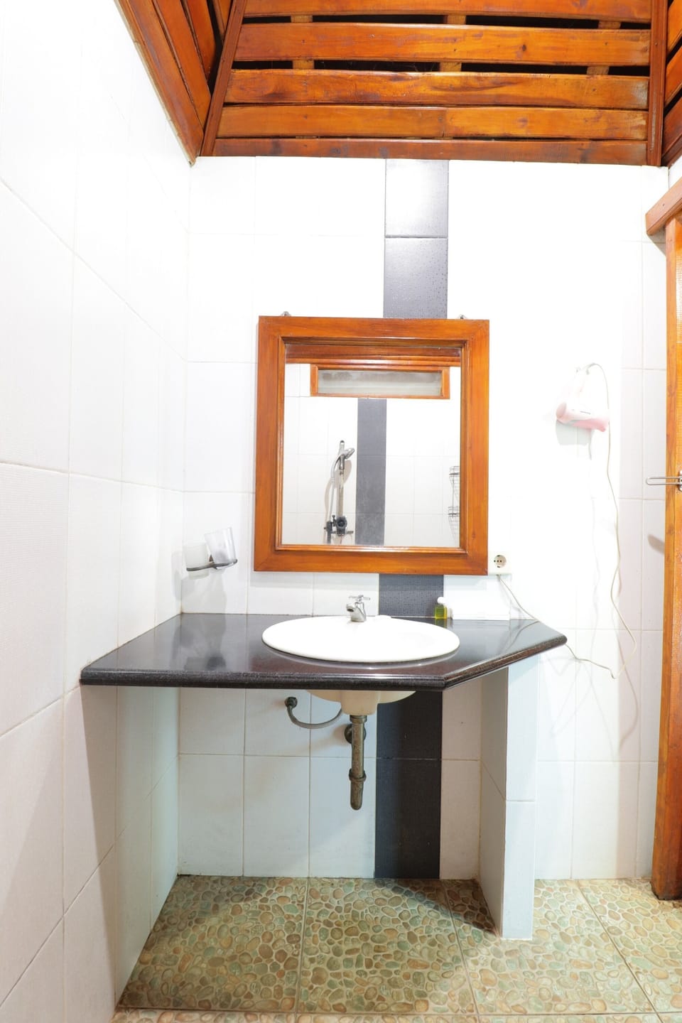 Deluxe Room | Bathroom | Shower, rainfall showerhead, free toiletries, towels