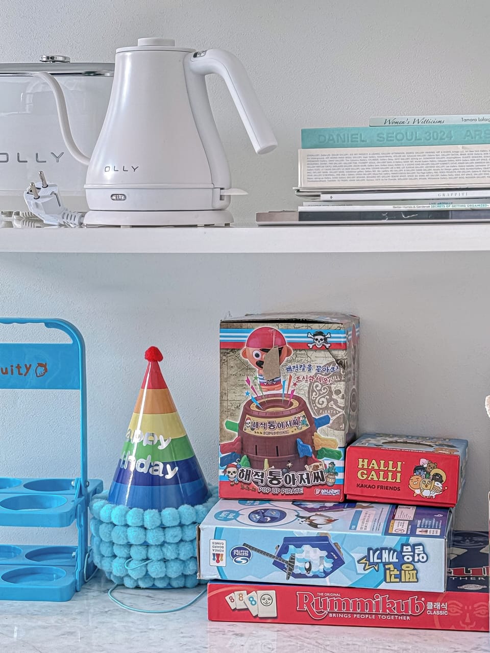 Board games and small touches for relaxed evenings indoors
