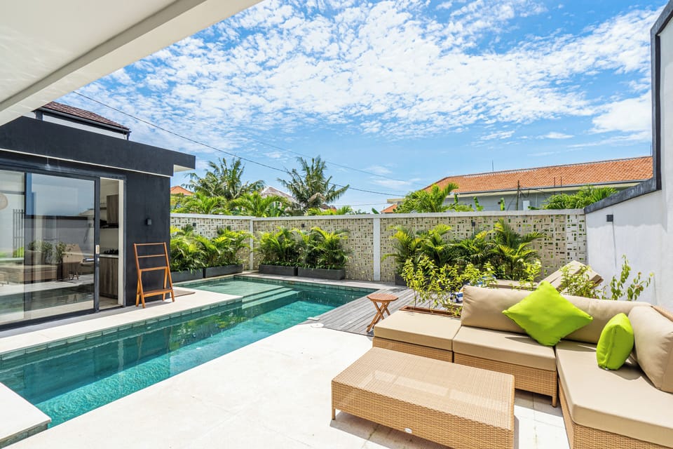 Outdoor pool, sun loungers