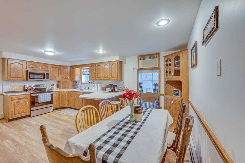 Dining Area | Dishware/Flatware Provided