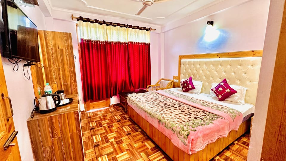 Family Valley view Room with Balcony | Free WiFi, bed sheets