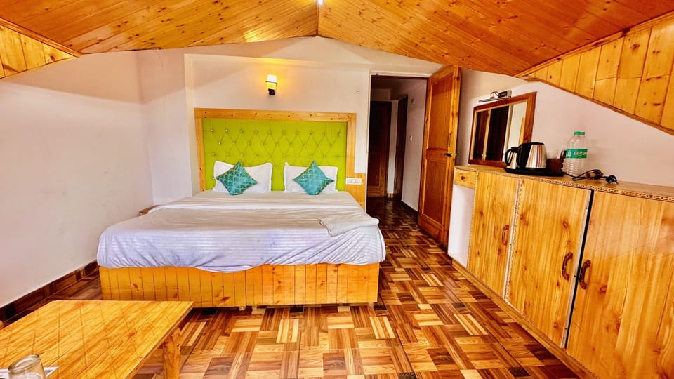 Family Valley view Room with Balcony | Free WiFi, bed sheets