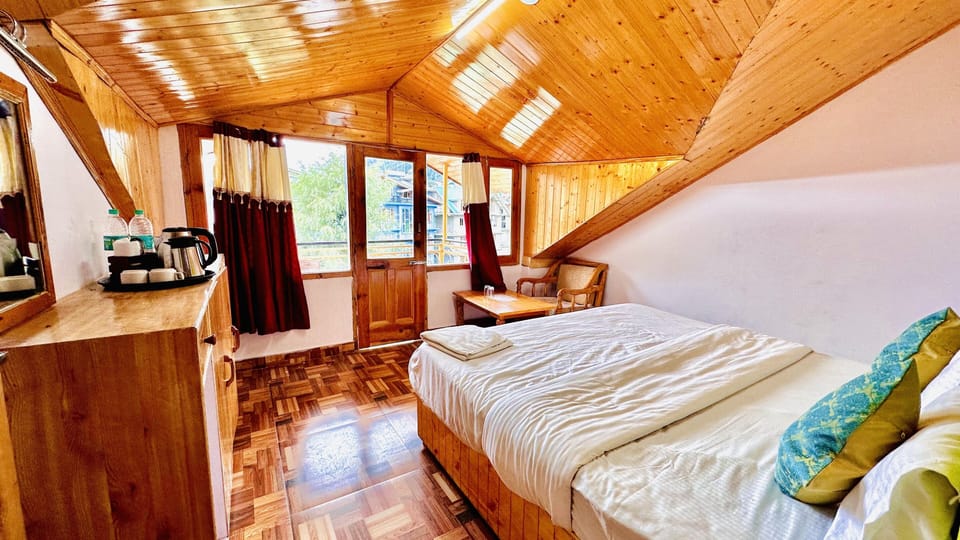 Family Valley view Room with Balcony | Free WiFi, bed sheets