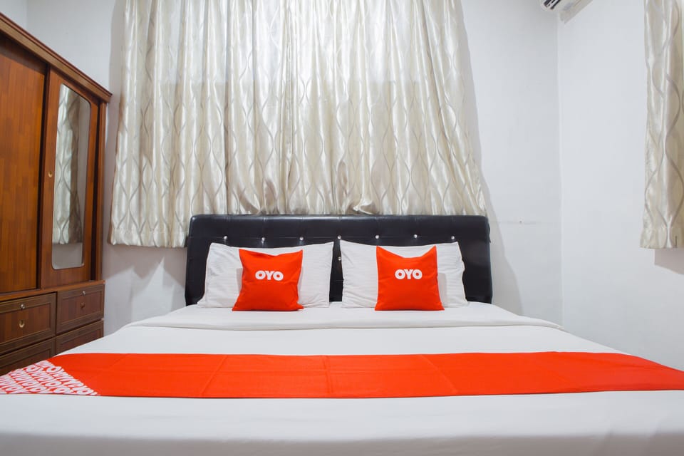 Deluxe Double Room, 1 King Bed | Laptop workspace, free WiFi, bed sheets