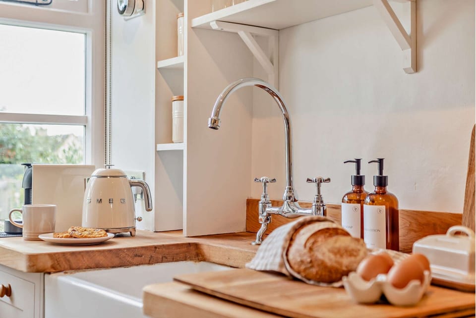 Rosewood Cottage Kitchen - StayCotswold