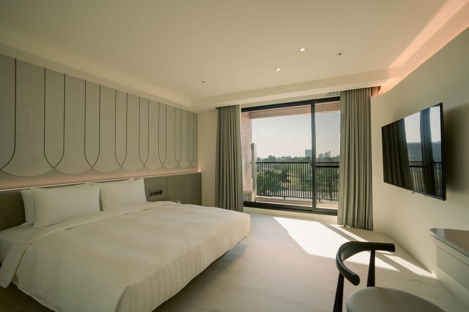 Senior Double Room | Premium bedding, down comforters, in-room safe, individually decorated