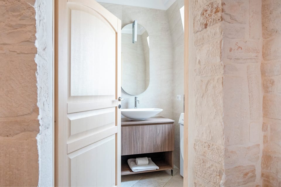 Traditional Suite | Bathroom | Shower, hair dryer, bathrobes, towels