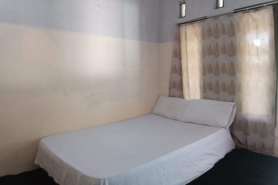 Deluxe Double Room | Desk, bed sheets