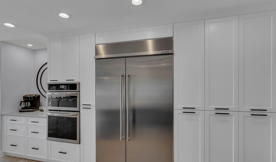 Refrigerator with Ice Maker/Filtered Water