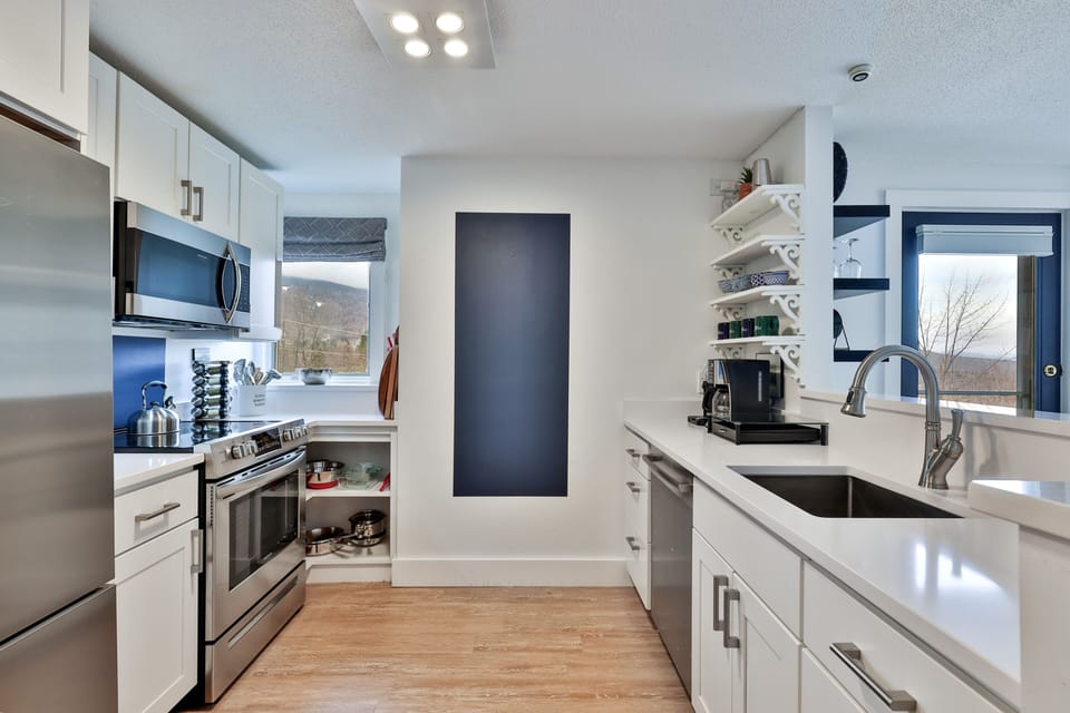 Condo, 1 Bedroom | Private kitchen | Fridge, oven, coffee/tea maker, toaster