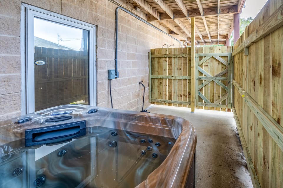 Outdoor spa tub