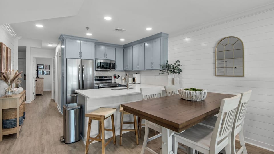 Destin Seafarer 211 Dining Table and Kitchen