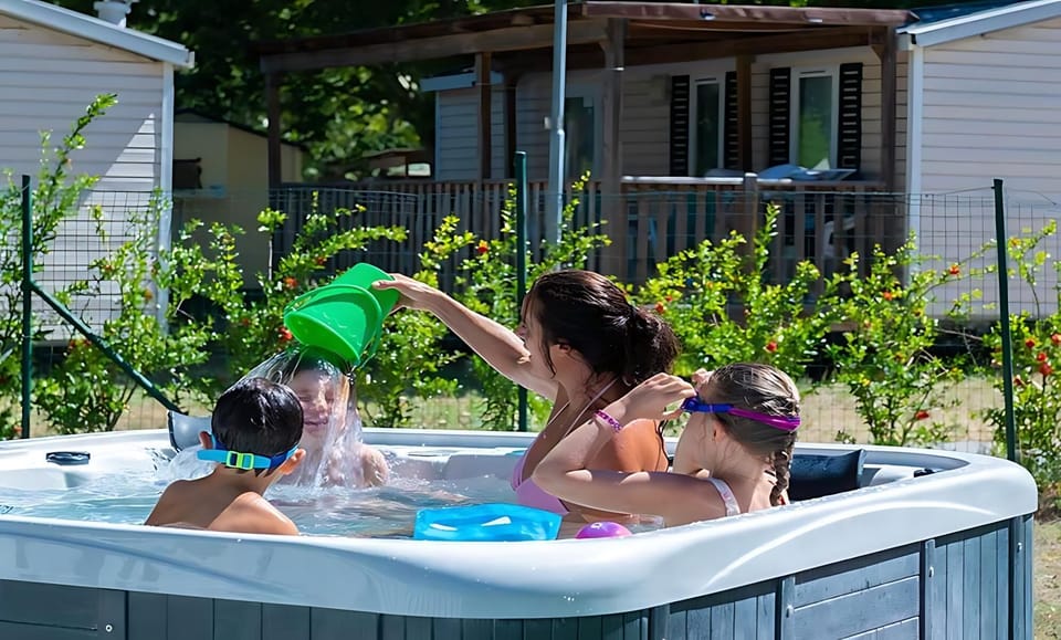 Outdoor spa tub