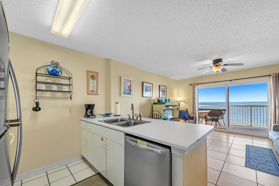 Executive Apartment, 1 Bedroom, Balcony, Beach View | Private kitchen | Fridge, microwave, oven, stovetop